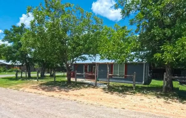 406 7th St, Bandera, TX 78003
