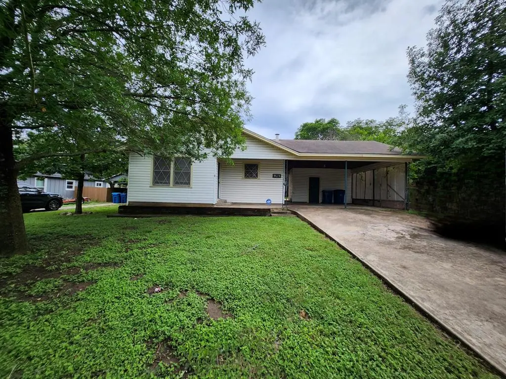 913 Prescott St, Kerrville, TX 78028 - #1