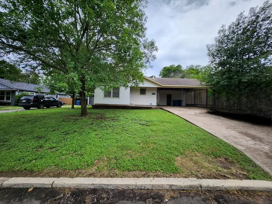 913 Prescott St, Kerrville, TX 78028 - #2