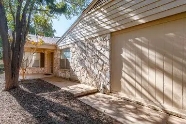 385 Englewood Dr, Kerrville, TX 78028