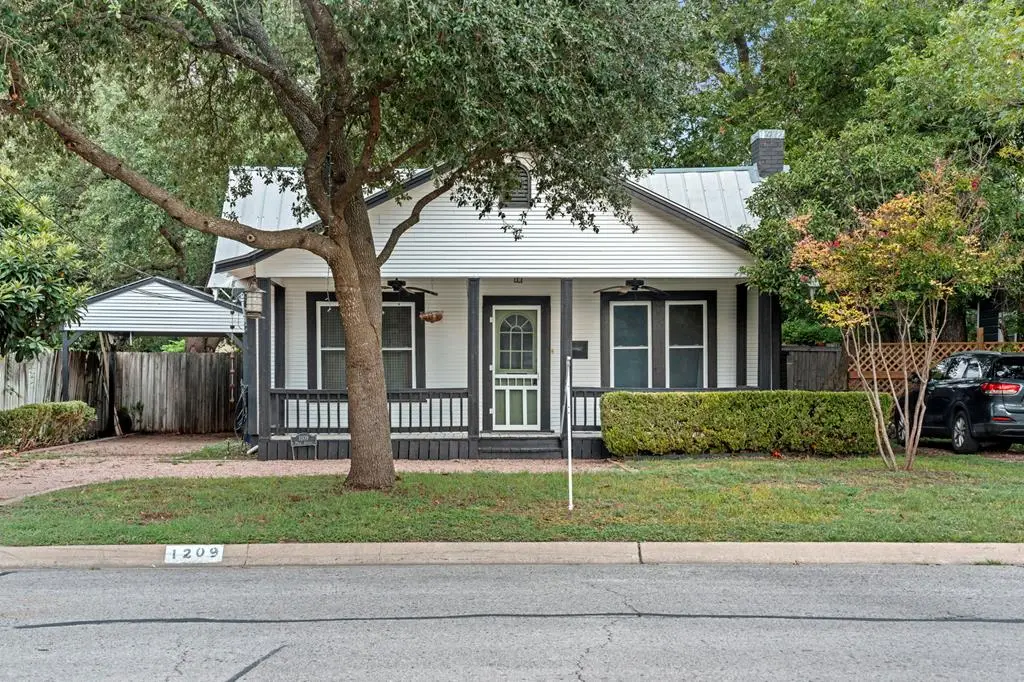 1209 N Park St, Kerrville, TX 78028 - #1