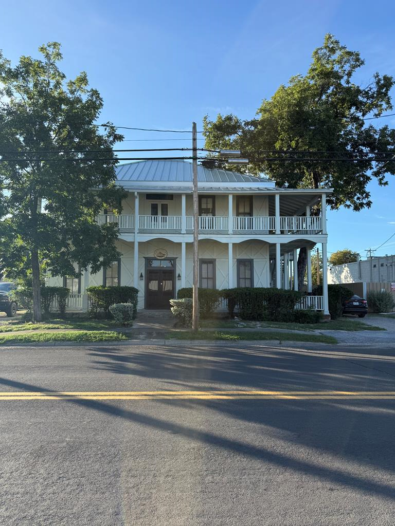 305 N Tivy St, Kerrville, TX 78028 - Image #1