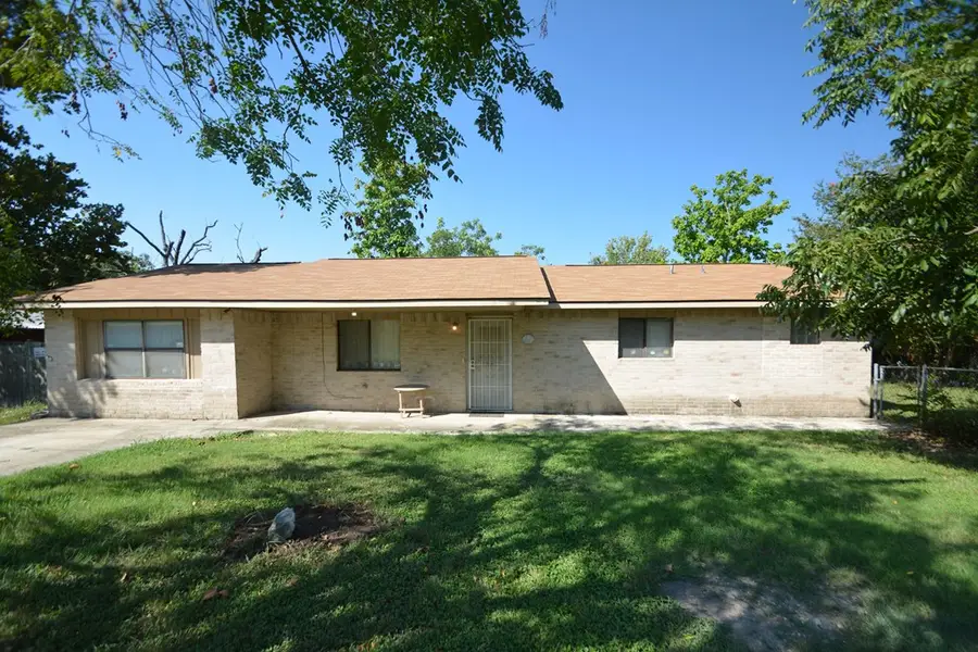 311 Leslie Dr, Kerrville, TX 78028 - Image #2