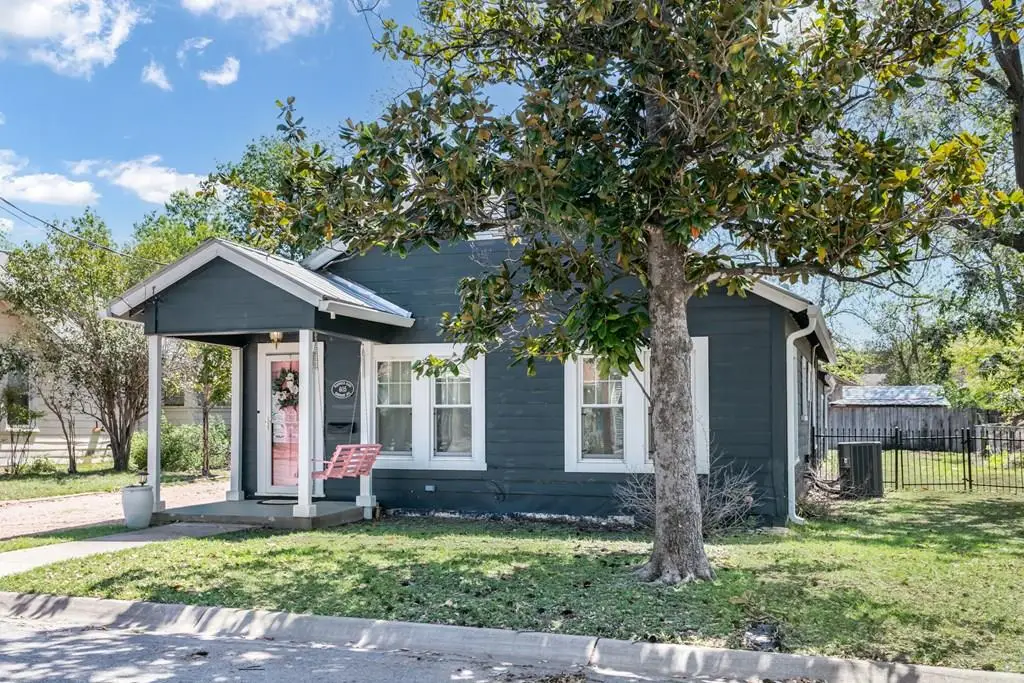 605 Robinson Ave, Kerrville, TX 78028 - Image #1