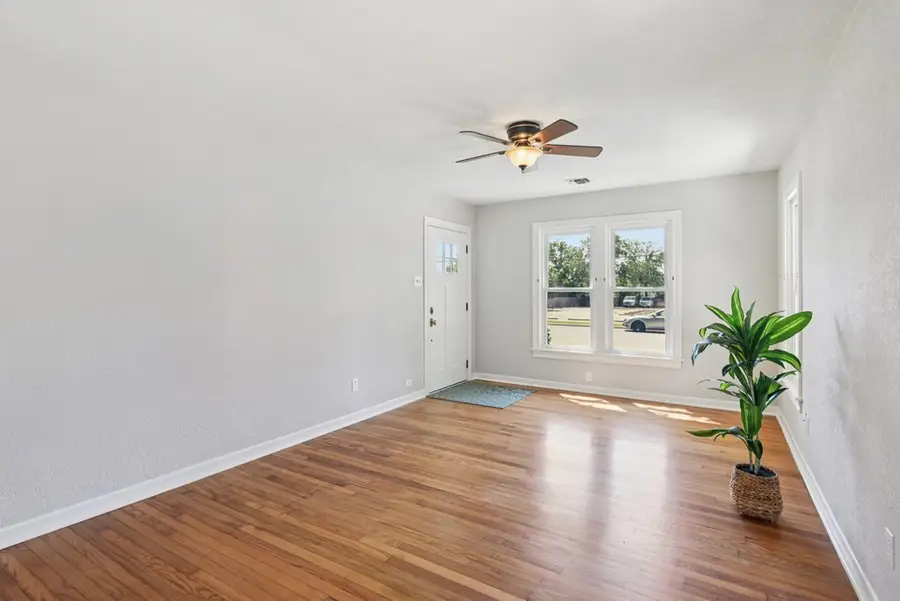 924 Barnett St, Kerrville, TX 78028 - #2