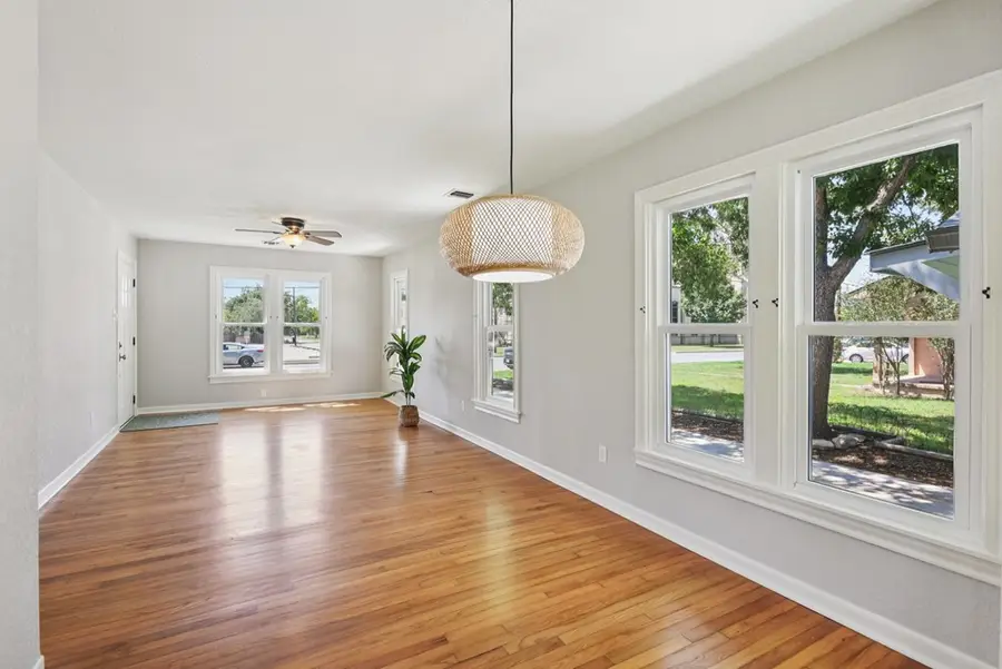 924 Barnett St, Kerrville, TX 78028 - #3