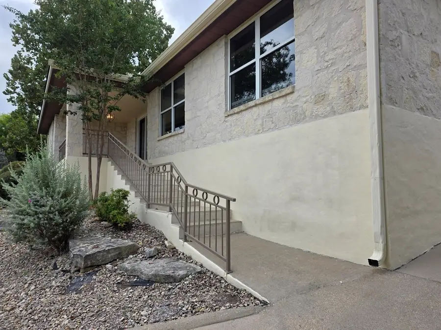 1303 Malibu Dr, Kerrville, TX 78028 - Image #3