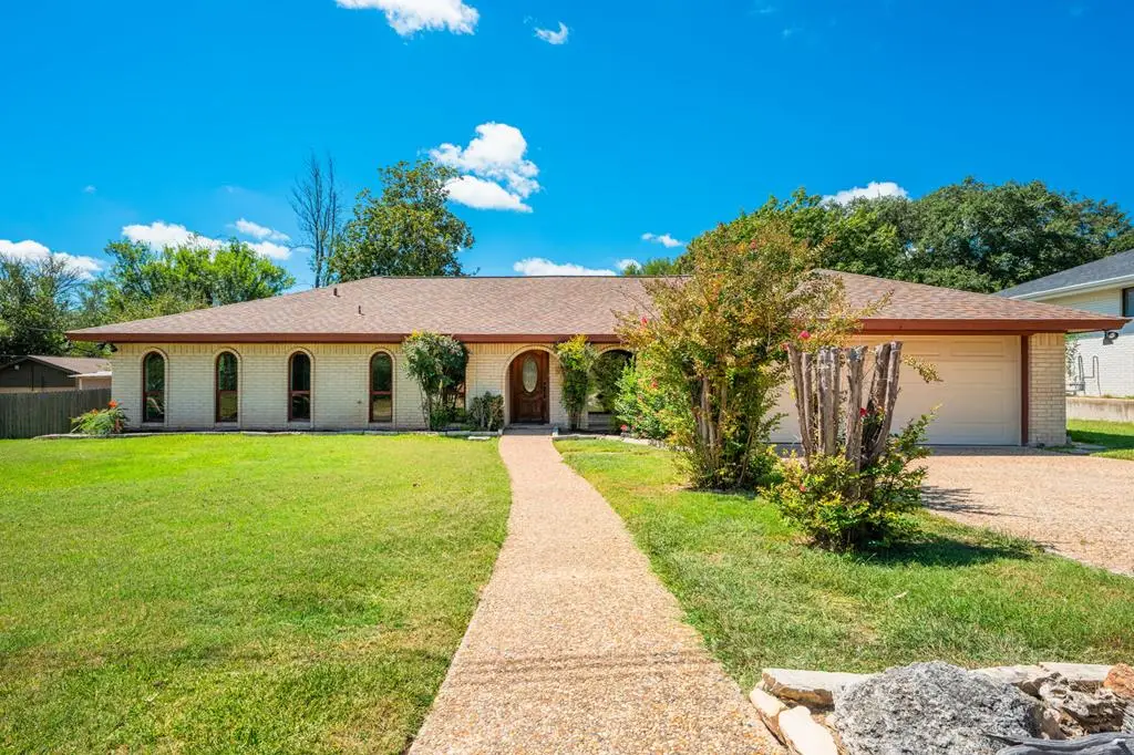 1303 Warbler Dr, Kerrville, TX 78028 - Image #1