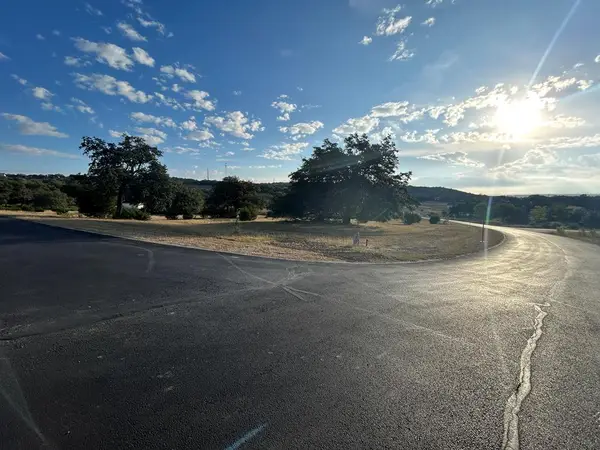 105 Lakebridge Trail West, Ingram, TX 78025