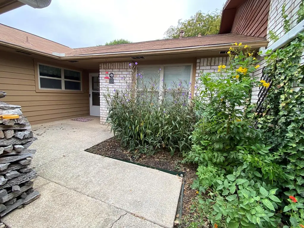 802 Lois St, Kerrville, TX 78028 - Image #1