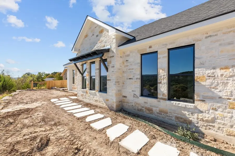 1825 Foothills Dr, Kerrville, TX 78028 - Image #2