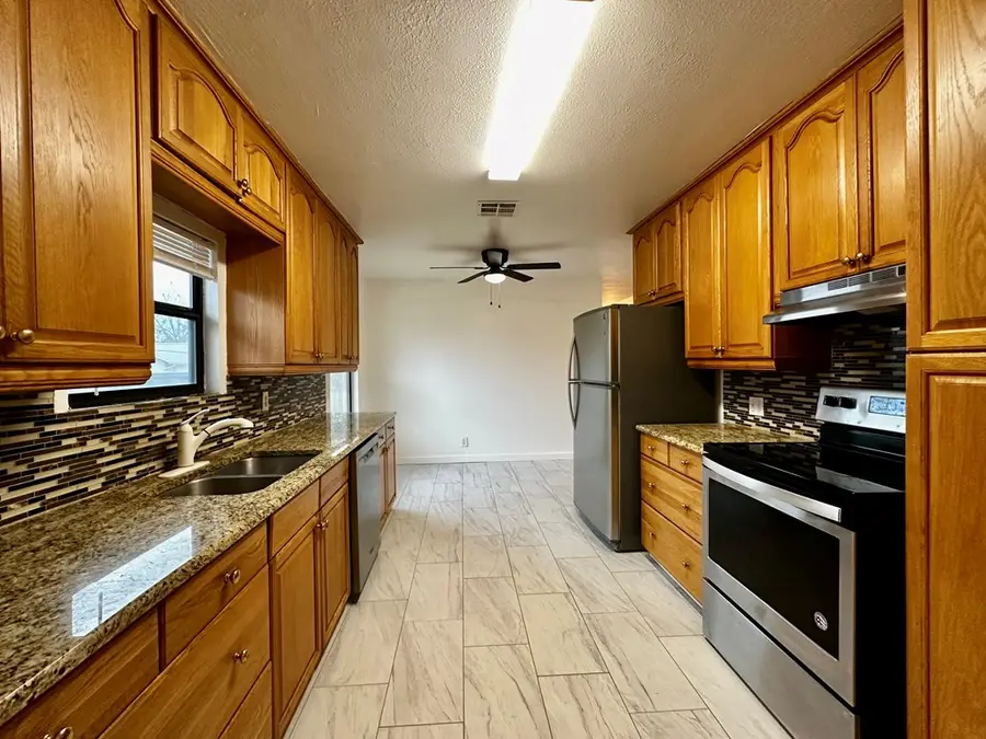 711 Center St, Kerrville, TX 78028 - Image #2