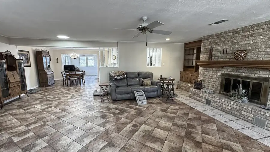 405 E Oak Wood Rd, Kerrville, TX 78028 - Image #2