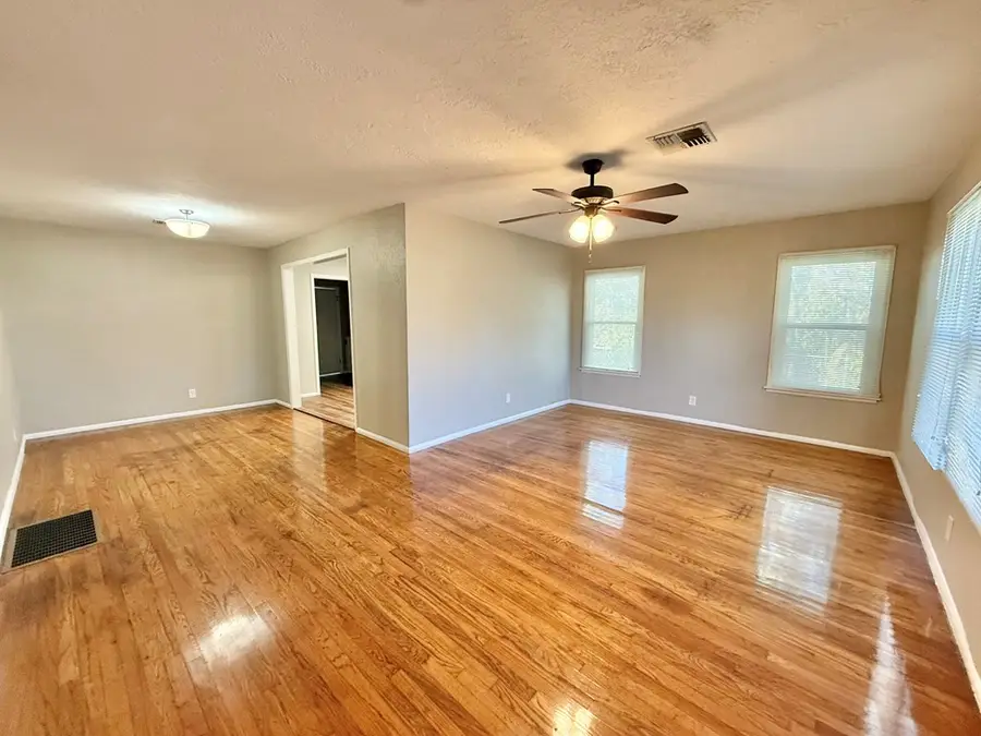 329 W Main St, Kerrville, TX 78028 - Image #2