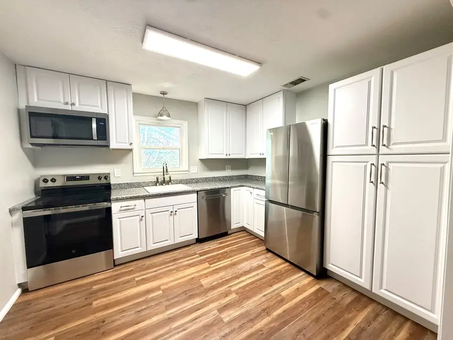 329 W Main St, Kerrville, TX 78028 - Image #3