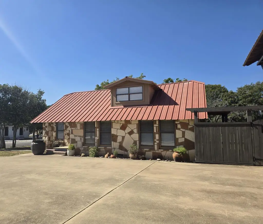 108 F St, Kerrville, TX 78028 - Image #1