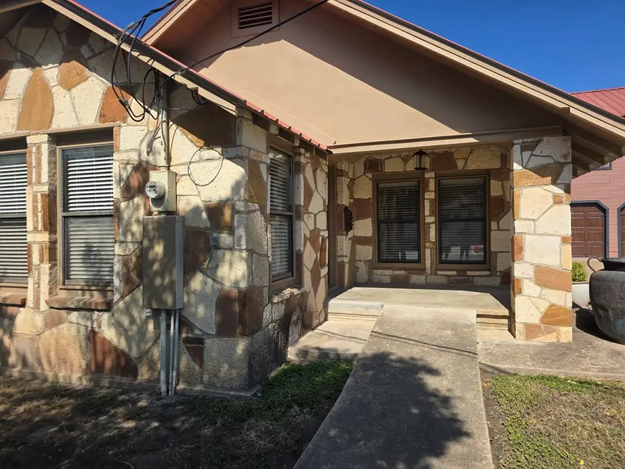 108 F St, Kerrville, TX 78028 - Image #2