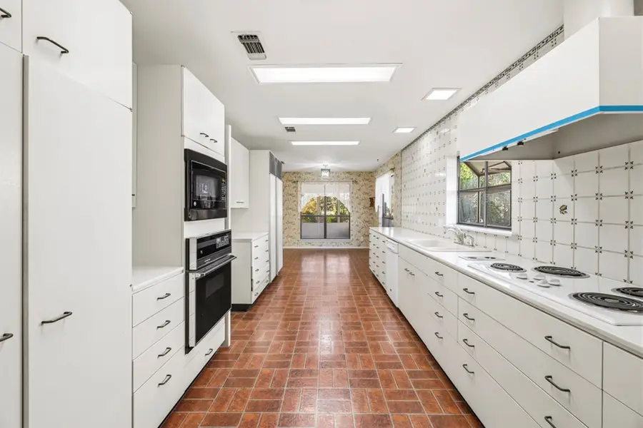 368 Englewood Dr, Kerrville, TX 78028 - #3