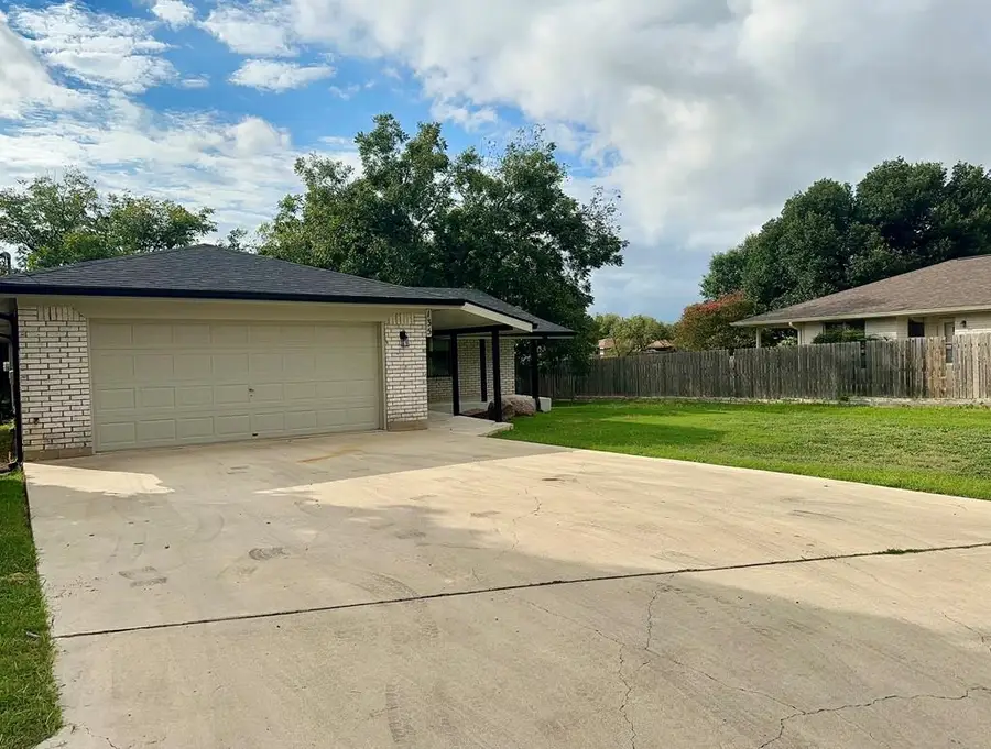 135 Stephanie Dr, Kerrville, TX 78028 - Image #2