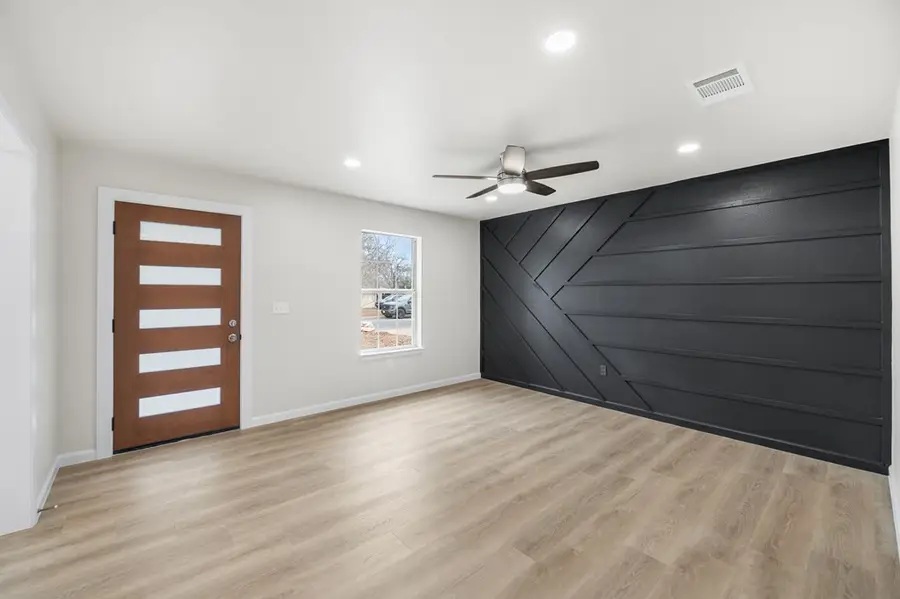 405 N Goss St, Kerrville, TX 78028 - Image #2