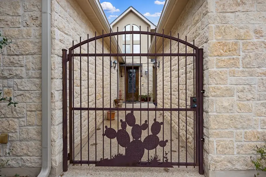 1894 Summit Top Dr, Kerrville, TX 78028 - Image #3