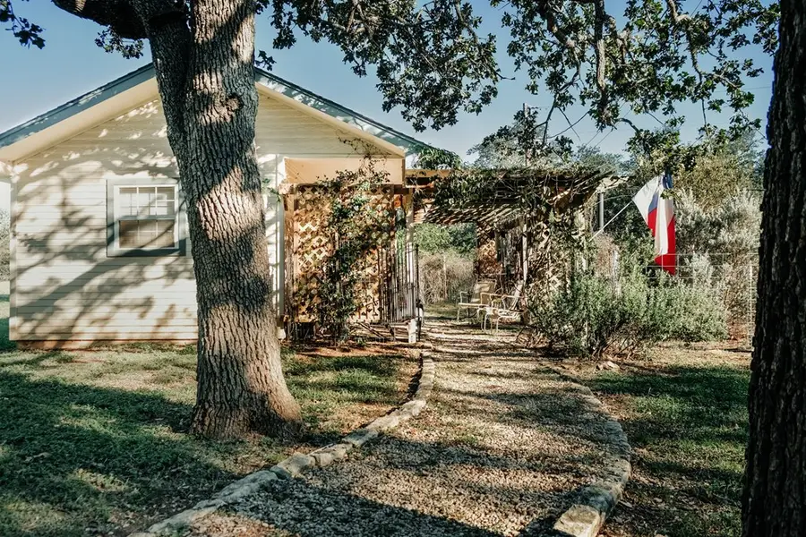 309 E Oak Wood Rd, Kerrville, TX 78028 - #2