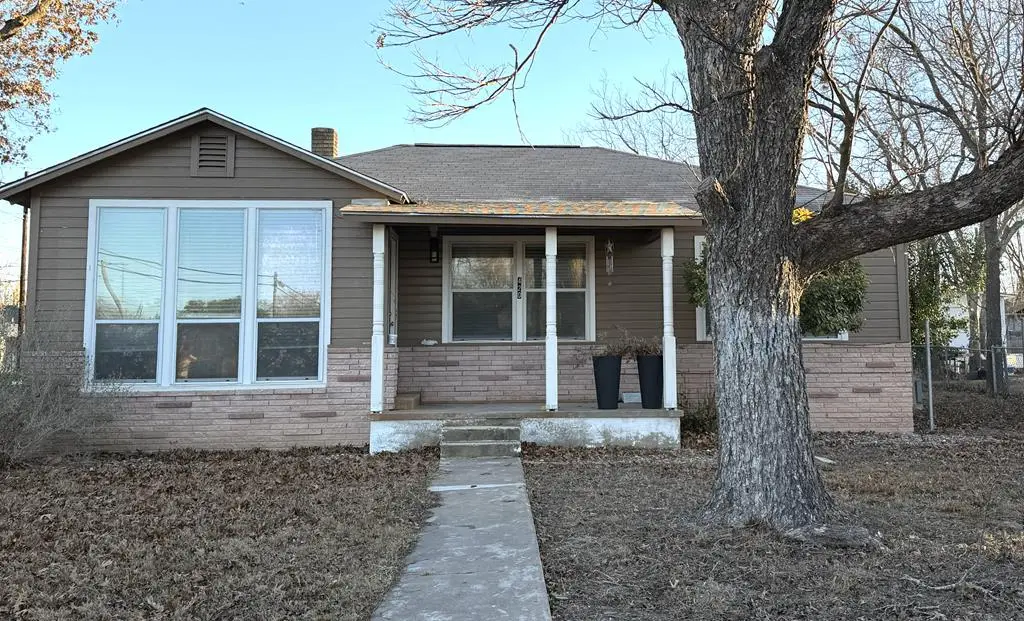 420 N Stonewall St, Kerrville, TX 78028 - #1
