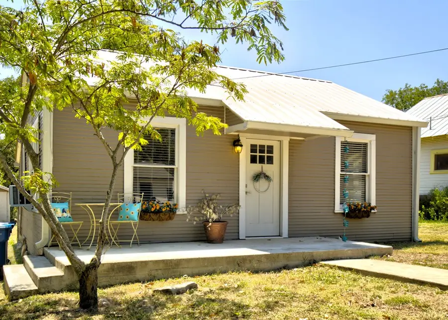 309 Lowry St, Kerrville, TX 78028 - #2