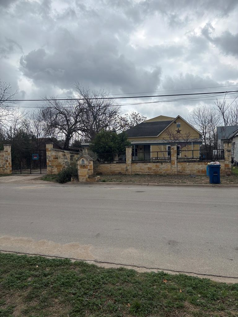 725 Swigert Ave, Kerrville, TX 78028 - #1