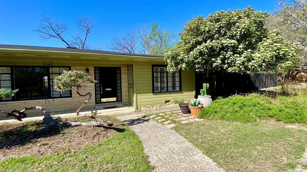 825 Myrta St, Kerrville, TX 78028 - #1