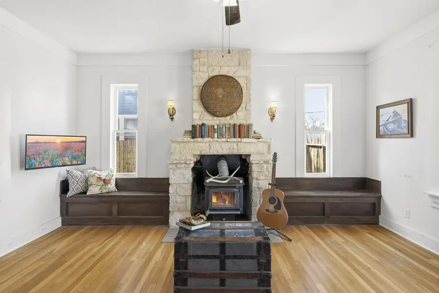 417 Elm St, Kerrville, TX 78028 - #2