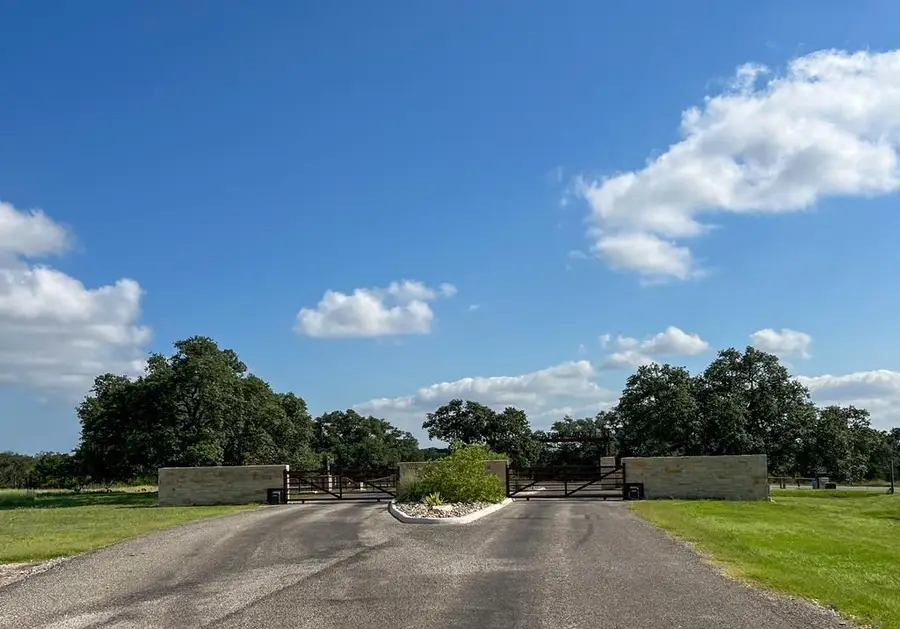 135 Cattlemans Crossing Dr, Harper, TX 78631 - #2