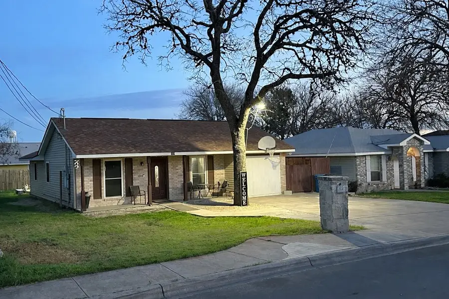 419 Goss St, Kerrville, TX 78028 - #2