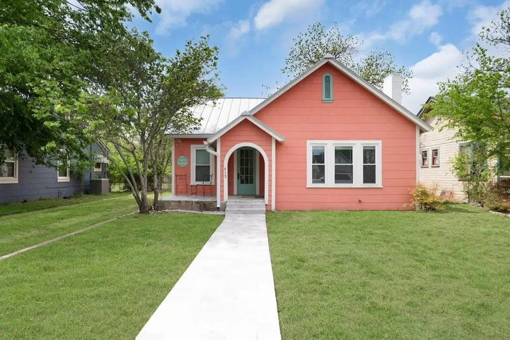 413 W Water St, Kerrville, TX 78028 - #1