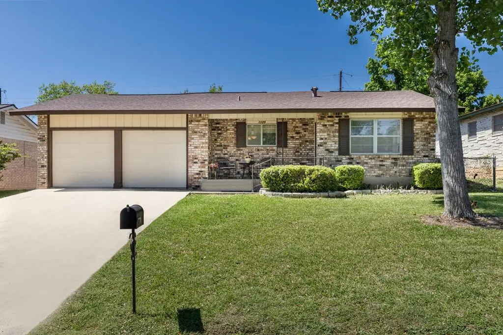 1129 Lake Dr, Kerrville, TX 78028 - #1