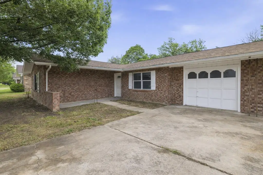 301-A Manor Dr, Kerrville, TX 78028 - #1