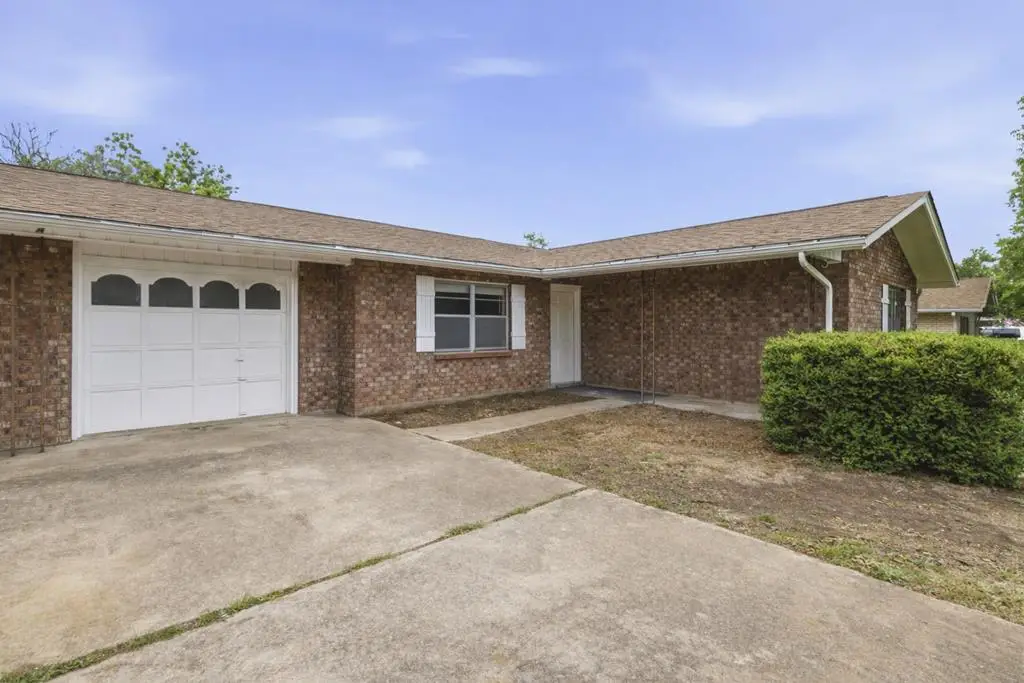 301-B Manor Dr, Kerrville, TX 78028 - #1