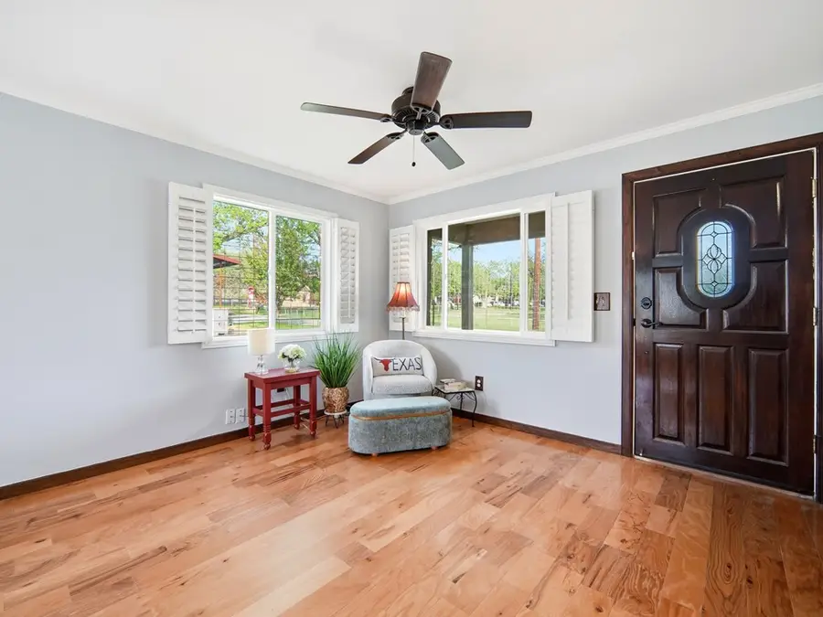 158 Travis St, Kerrville, TX 78028 - #2