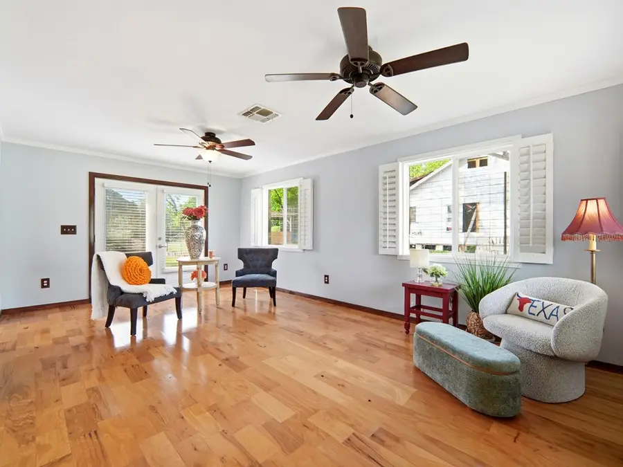 158 Travis St, Kerrville, TX 78028 - #3