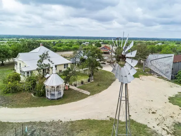 4515 Stapper Rd, Saint Hedwig, TX 78152