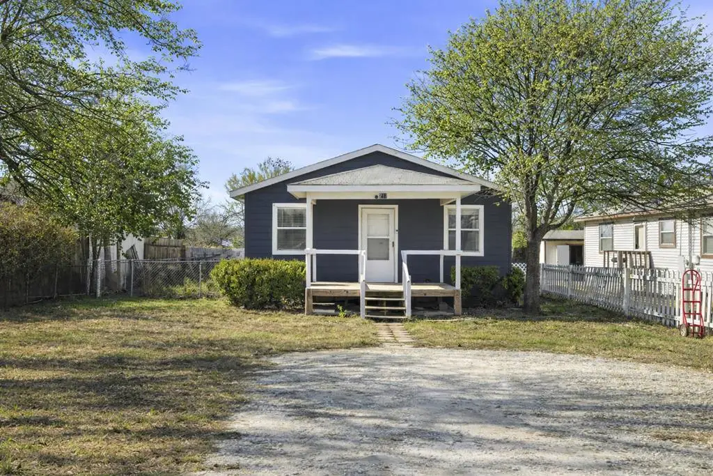 213 W Davis St, Kerrville, TX 78028 - #1