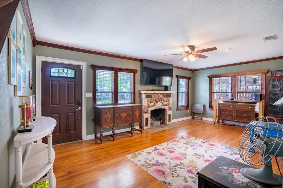 1216 First St, Kerrville, TX 78028 - #2