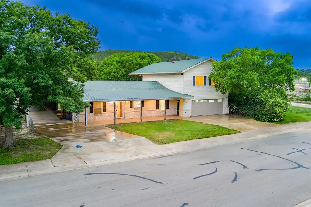 621 Guadalupe St, Kerrville, TX 78028 - #1