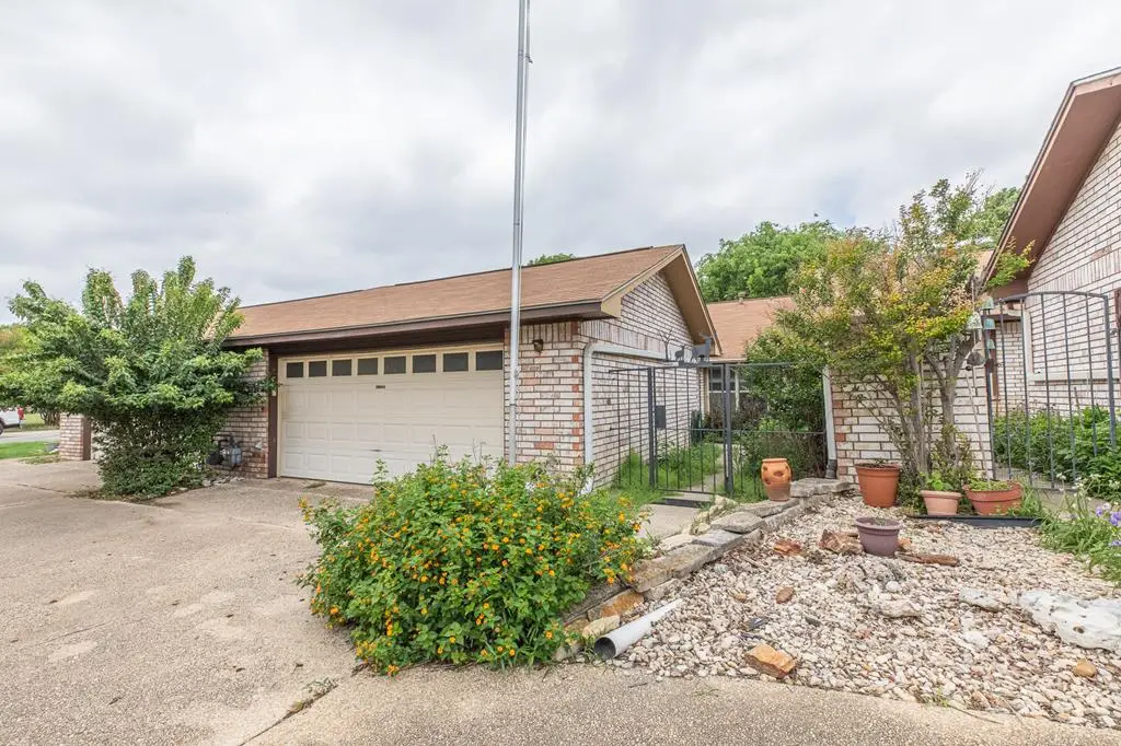 802 Lois St, Kerrville, TX 78028 - #1