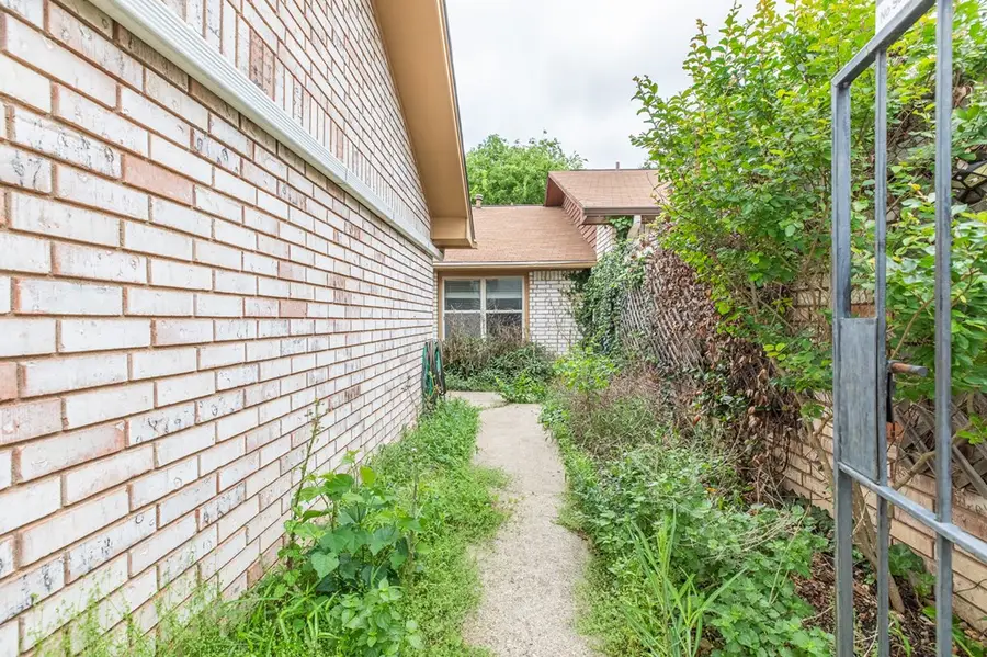 802 Lois St, Kerrville, TX 78028 - #2