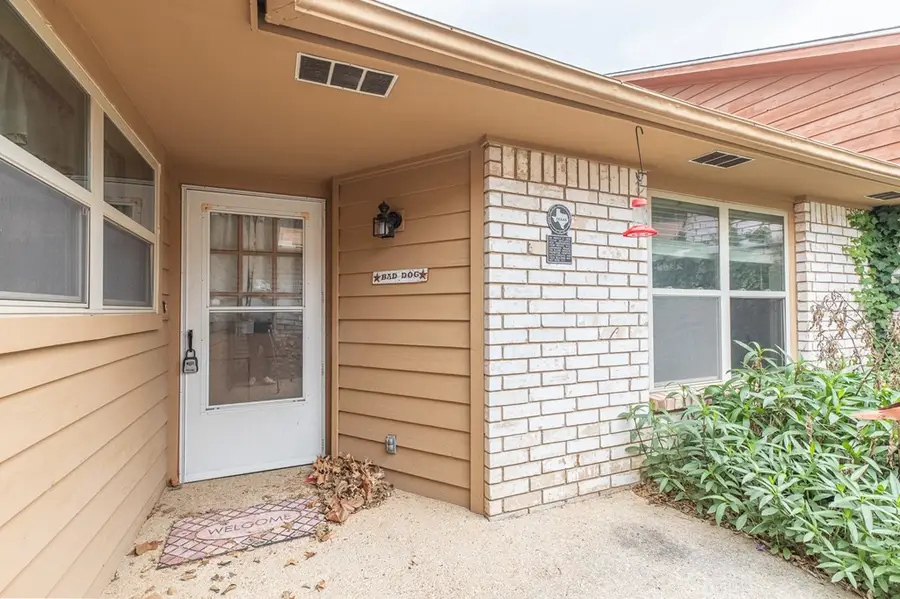 802 Lois St, Kerrville, TX 78028 - #3