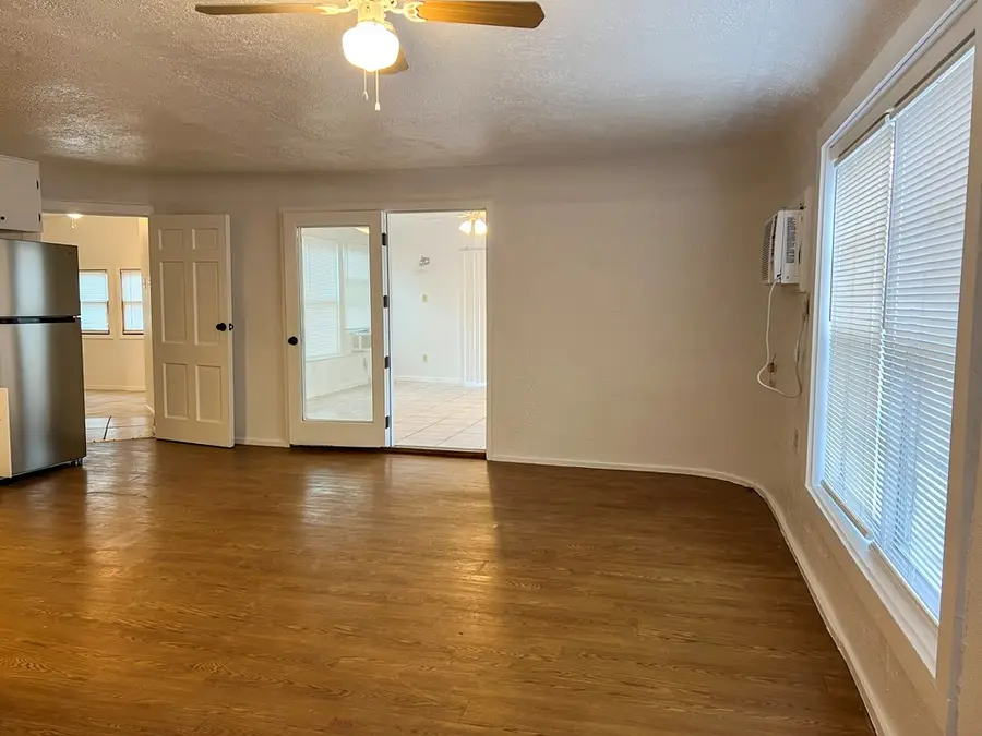 610 S Guadalupe St, Kerrville, TX 78028 - #3