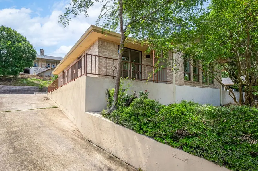 1307 N Malibu Dr, Kerrville, TX 78028 - #2