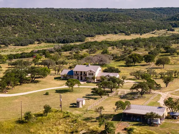 945 Elm Pass Rd, Center Point, TX 78010