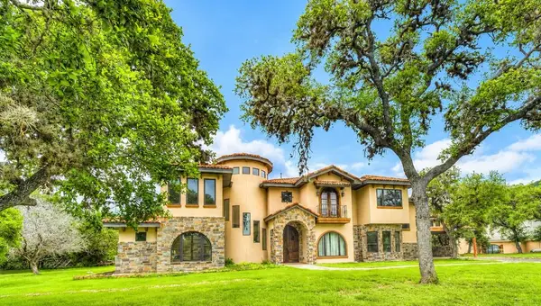 200 Skippin Stone Ln, Concan, TX 78838